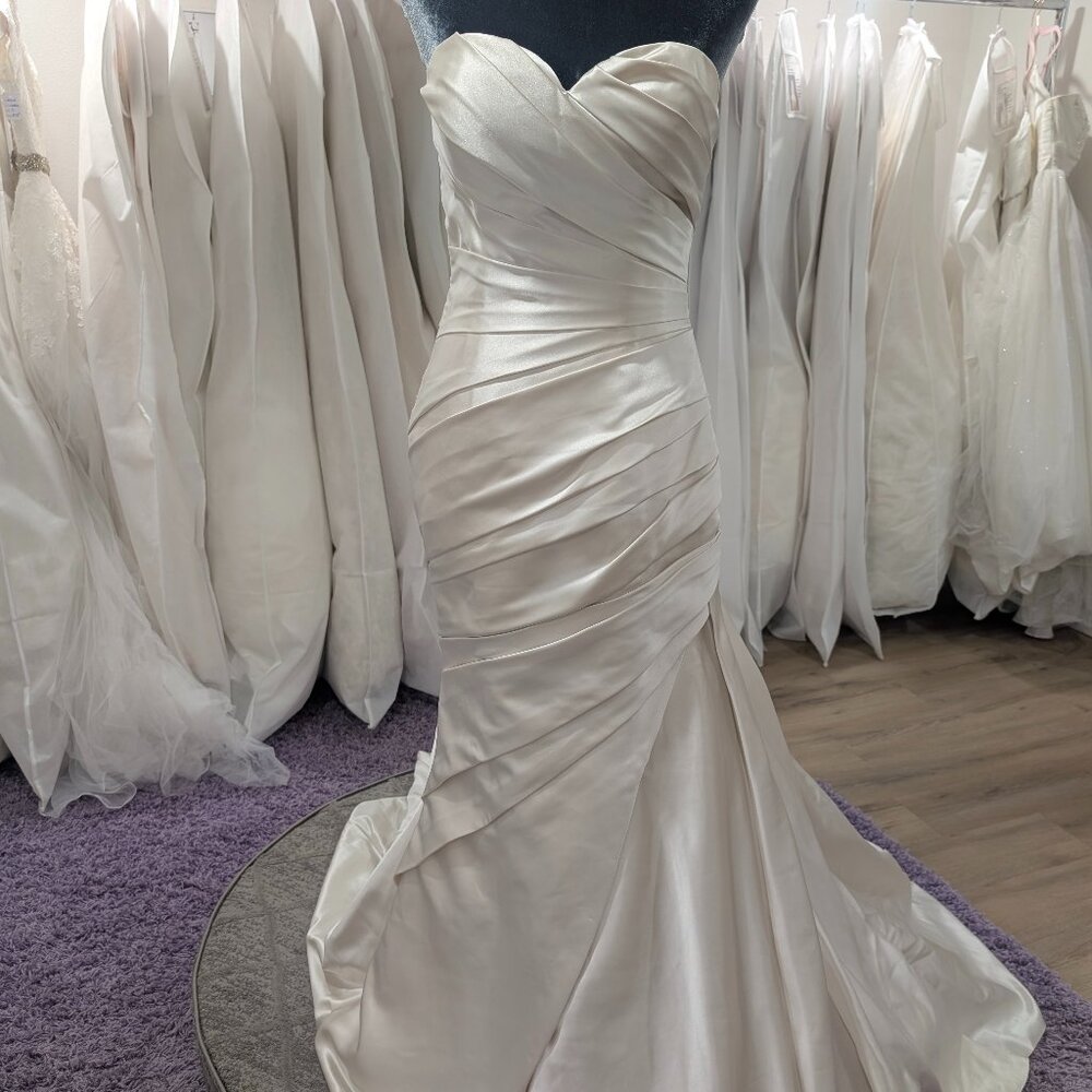 La Sposa by Pronovias Size 6 in Oyster